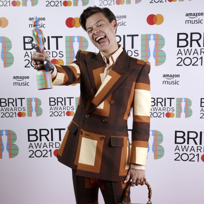 Harry Styles usando uma bolsa no Brit Awards é tudo o que você precisa ver hoje