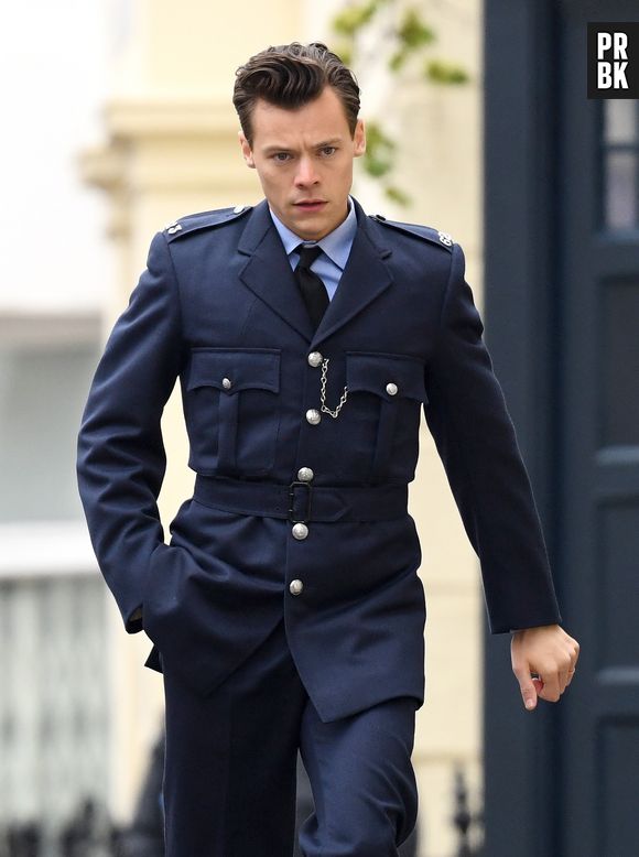 Harry Styles no set de "My Policeman", provando que fica ainda mais lindo de uniforme