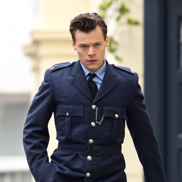 Harry Styles no set de &quot;My Policeman&quot;, provando que fica ainda mais lindo de uniforme