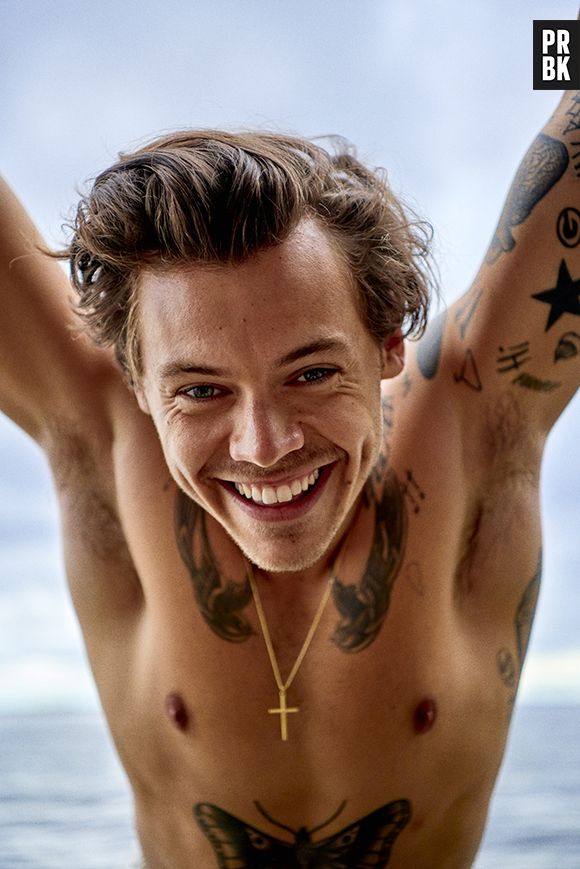 Com um sorriso perfeito e tatuagens à mostra, Harry Styles entregou tudo neste ensaio da Rolling Stone