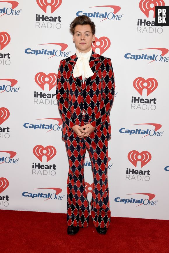 Harry Styles servindo mais um look icônico em 2017