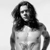 Harry Styles sem camisa, com cabelo longo e em preto e branco, obrigada por tudo