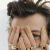 Até as unhas divertidas de Harry Styles são perfeitas