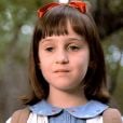 Corte de cabelo e fita vermelha marcam a identidade visual da protagonista de "Matilda"