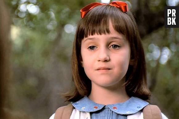 Corte de cabelo e fita vermelha marcam a identidade visual da protagonista de "Matilda"