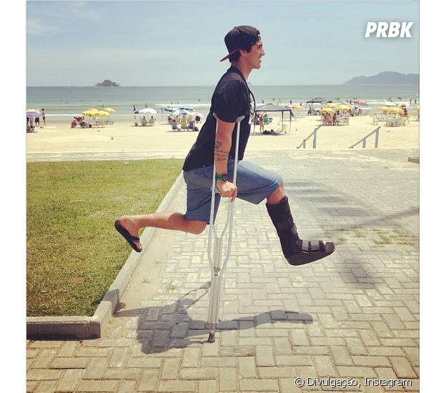 Gabriel Medina faz brincadeira mesmo com a perna quebrada