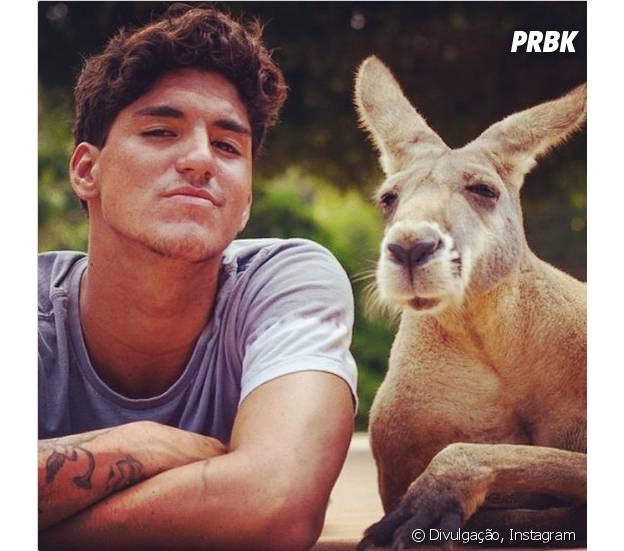 Gabriel Medina tira foto com animal em parque da Austrália