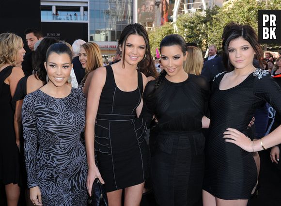 Kendall Jenner na foto com as irmãs Kardashians