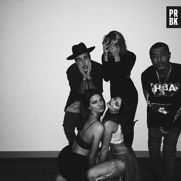 Justin Bieber e Kendall Jenner fazendo a festa com os amigos