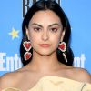 Camila Mendes, a Verônica Lodge da série "Riverdale", gosta de investir em peças com cores vibrantes e não tem medo de inovar nos acessórios