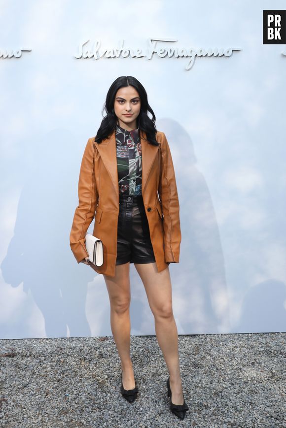 Camila Mendes, a Verônica Lodge da série "Riverdale", ficou com autoestima abalada por cabelo curto em série