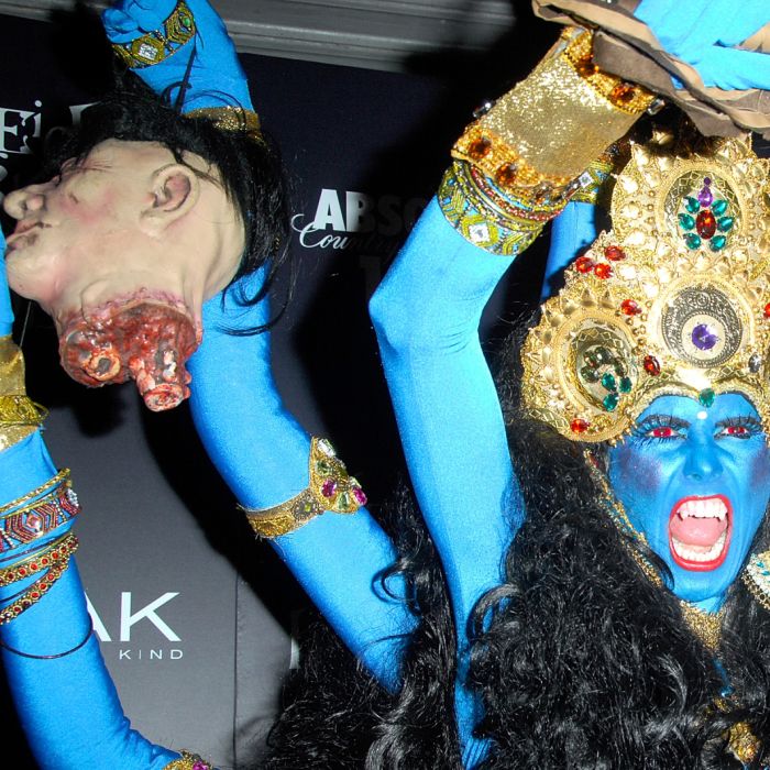 A modelo Heidi Klum se fantasiou como a deusa indiana da destruição, Kali, no Halloween