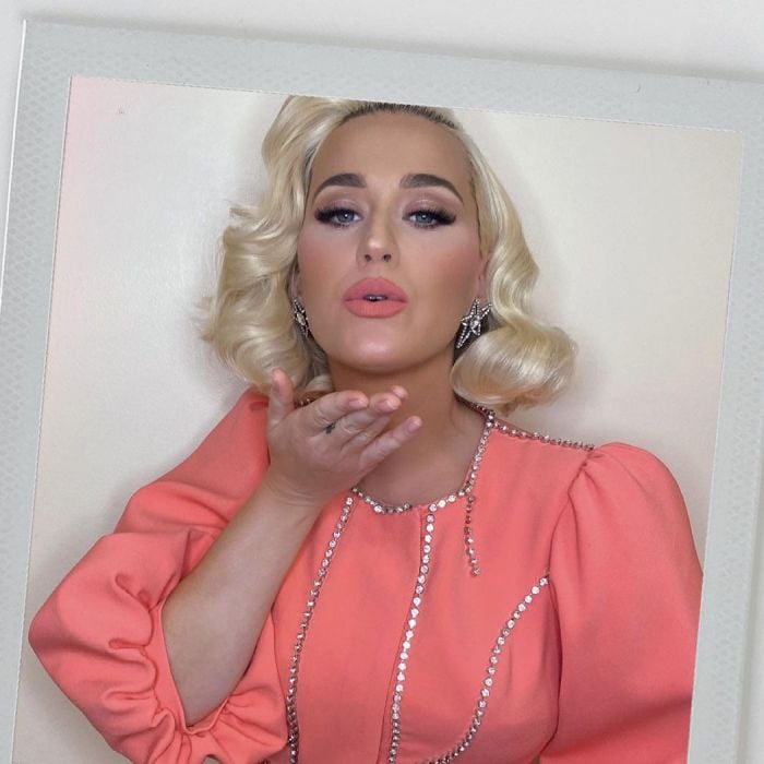 Katy Perry alterna entre o cabelo moreno e loiro com frequência