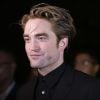 Robert Pattinson admitiu que não lava o cabelo. Fontes próximas ao ator alegaram que ele não cheirava muito bem pelos sets de gravação.