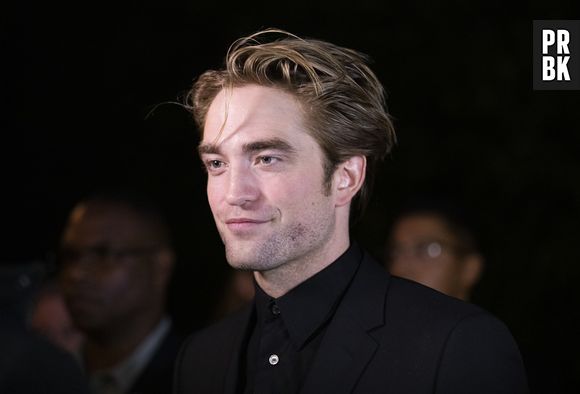 Robert Pattinson admitiu que não lava o cabelo. Fontes próximas ao ator alegaram que ele não cheirava muito bem pelos sets de gravação.