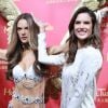 Alessandra Ambrosio, modelo da Victoria's Secret, posa com sua figura de cera no Madame Tussauds de Xangai em 6 de março de 2017 em Xangai, China