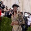 MET Gala 2021: Lil Nas X apareceu com macacão personalizado by Atelier Versace