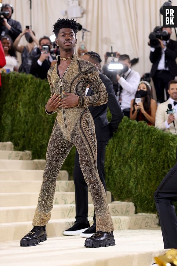 MET Gala 2021: Lil Nas X apareceu com macacão personalizado by Atelier Versace