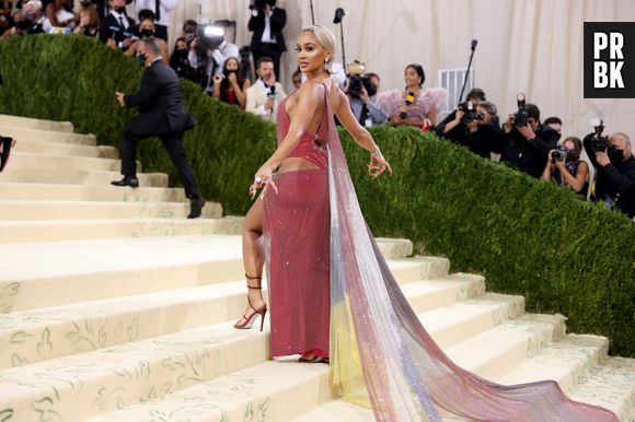 MET Gala 2021: Saweetie atraiu olhares com recortes e partes do corpo à mostra com look Christian Cowan 