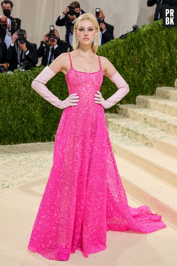 MET Gala 2021: Nicola Peltz escolheu vestido pink Valentino FW21 Couture