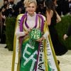 MET Gala 2021: a deputada Carolyn B. Malooney defendeu direitos das mulheres no red carpet com vestido com frases pedindo por igualdade