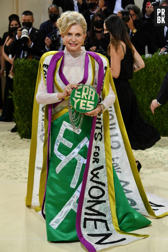 MET Gala 2021: a deputada Carolyn B. Malooney defendeu direitos das mulheres no red carpet com vestido com frases pedindo por igualdade