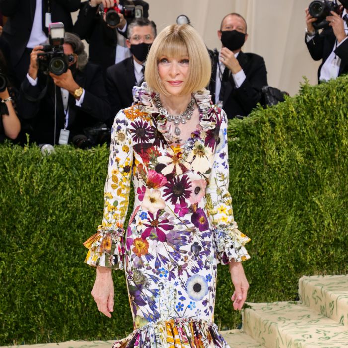 MET Gala 2021: a editora da revista &quot;Vogue&quot;,  Anna Wintour, usou look floral com babados da marca  Oscar de la Renta  