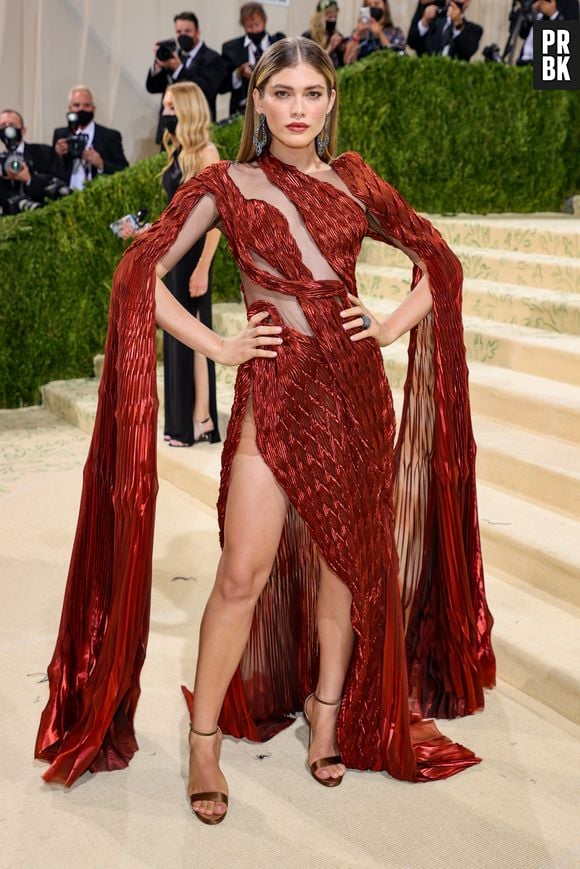 MET Gala 2021: Valentina Sampaio faz sua estreia no evento com look by Iris van Herpen