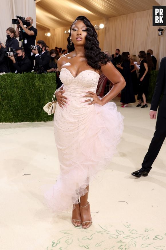 MET Gala 2021: Megan Thee Stallion usou vestido e bolsa Coach, joias Fernando Jorge e sapatos Stuart Weitzman