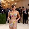 MET Gala 2021: Irina Shayk usou looks com transparência Moschino eStuart Weitzman sapatos