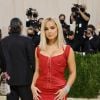 MET Gala 2021: Addison Rae surge loira e com look vermelho vintage Gucci by Tom Ford