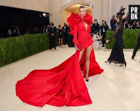 MET Gala 2021: Karlie Kloss usa look Carolina Herrera