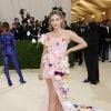 MET Gala 2021: a atriz de "Riverdale" Lili Reinhart usou look florido Christian Siriano