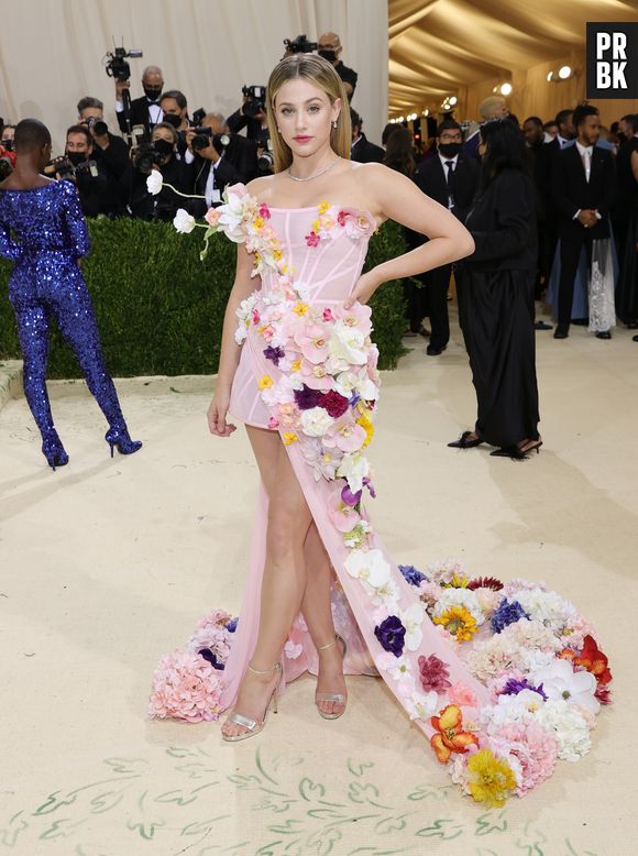 MET Gala 2021: a atriz de "Riverdale" Lili Reinhart usou look florido Christian Siriano