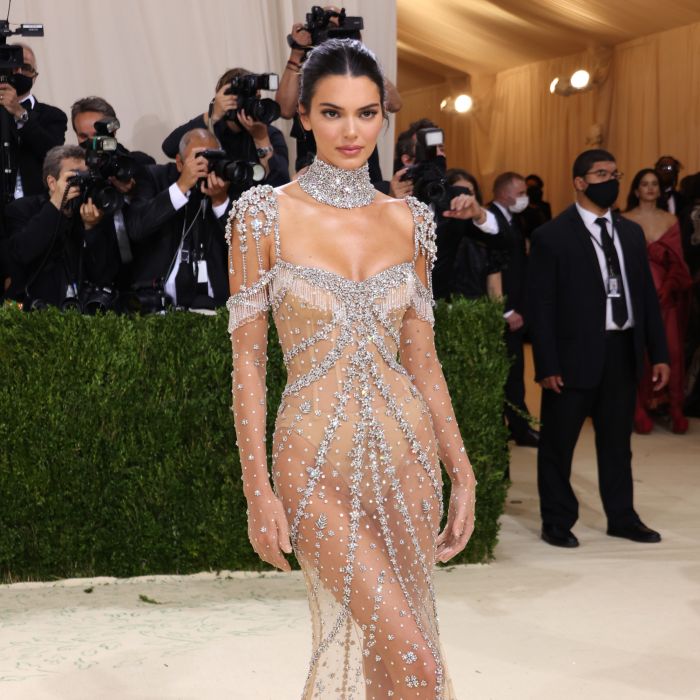 MET Gala 2021:  Kendall Jenner usou look transparente   Givenchy 