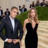 MET Gala 2021: Hailey Bieber usou vestido Saint Laurent