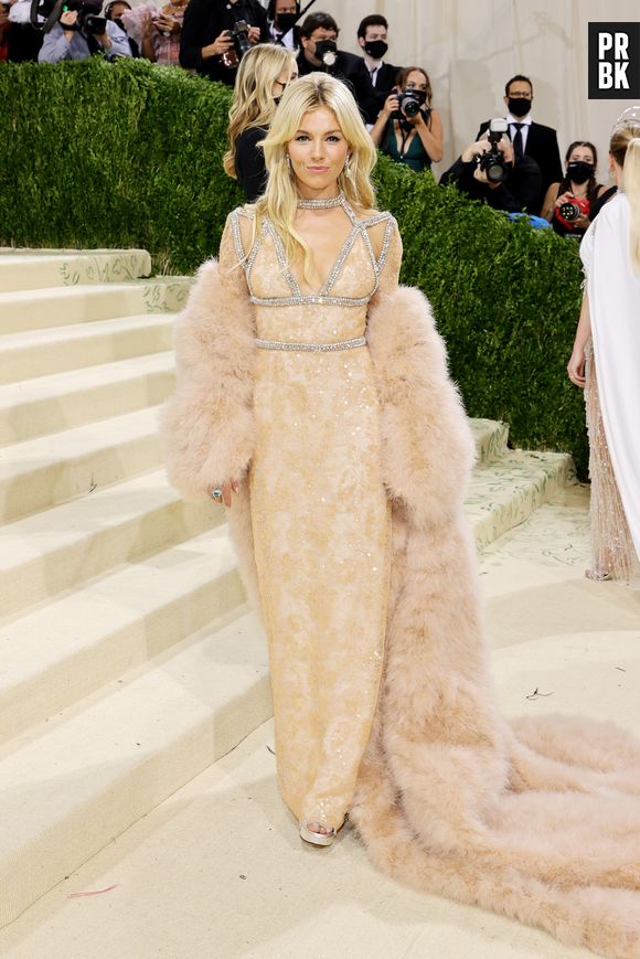 MET Gala 2021: Sienna Miller usou look Gucci