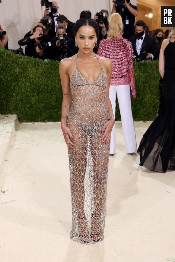 MET Gala 2021: Zoë Kravitz apostou na transparência de Saint Laurent