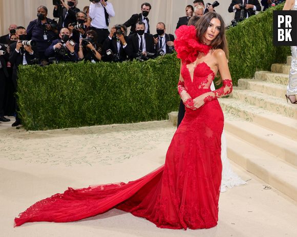 MET Gala 2021: Emily Ratajkowski usou vestido Vera Wang