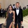 MET Gala 2021: Anitta usou vestido com fenda generosa Dundas x Revolve e sapatos Alexandre Birman