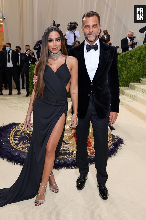 MET Gala 2021: Anitta usou vestido com fenda generosa Dundas x Revolve e sapatos Alexandre Birman