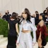 MET Gala 2021: a cantora Kehlani usou look metalizado Aliétte e cabelo bicolor