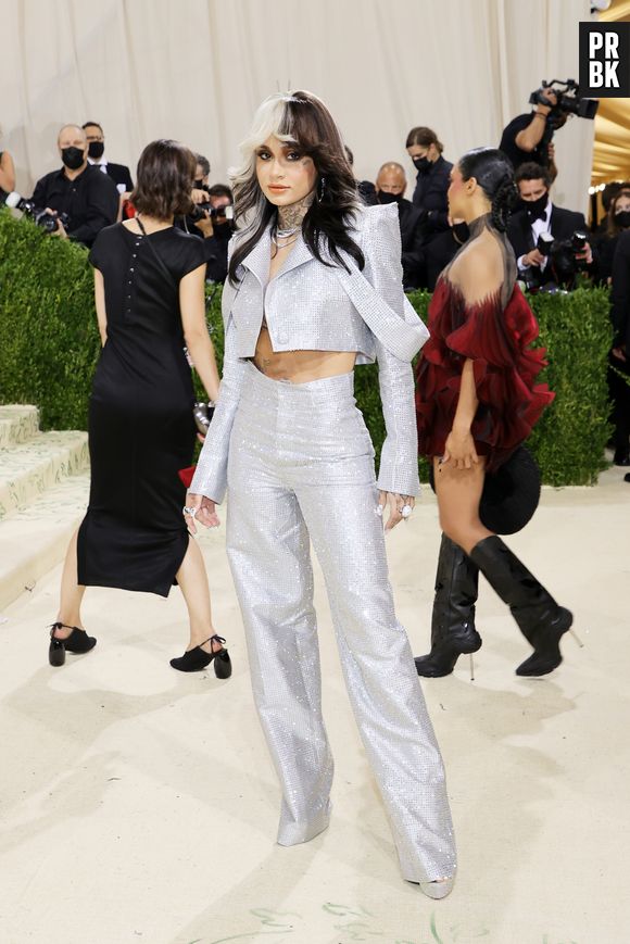 MET Gala 2021: a cantora Kehlani usou look metalizado Aliétte e cabelo bicolor