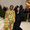 MET Gala 2021: Rihanna usou look Balenciaga FW21 Couture, joias Telma West e bolsa Tyler Ellis