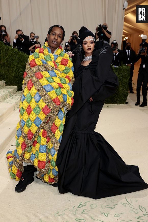 MET Gala 2021: Rihanna usou look Balenciaga FW21 Couture, joias Telma West e bolsa Tyler Ellis