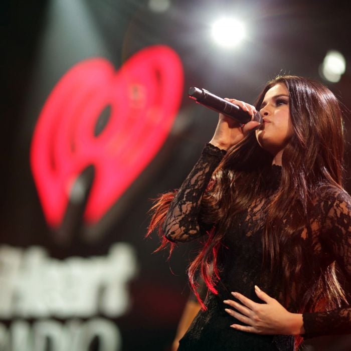 Atualmente, Selena Gomez se sente bem confortável cantando em espanhol. Mas demorou até que ela pronunciasse todas as palavras corretamente