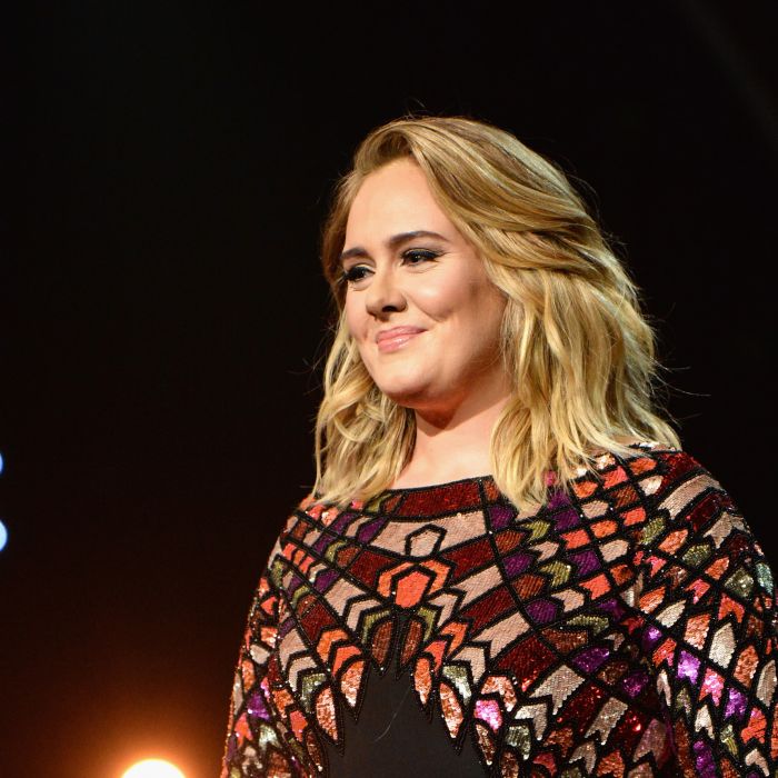 Adele revela nova música após outdoors misteriosos com o número &quot;30&quot; aparecerem pelo mundo