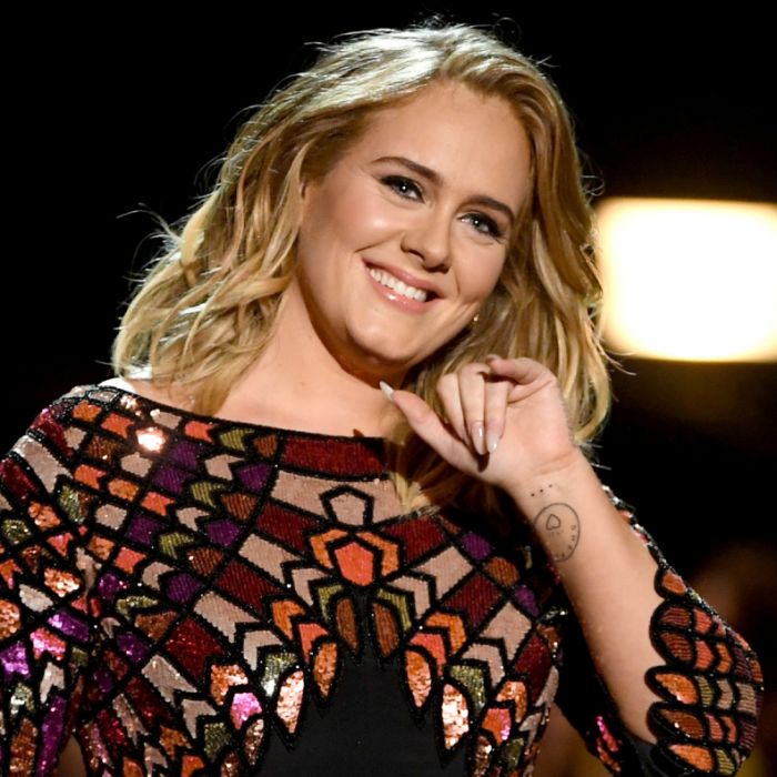 Fãs comemoram o comeback de Adele após hiato de seis anos