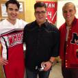 Billy, Noah e Marshall posam juntos no set de "Glee" 