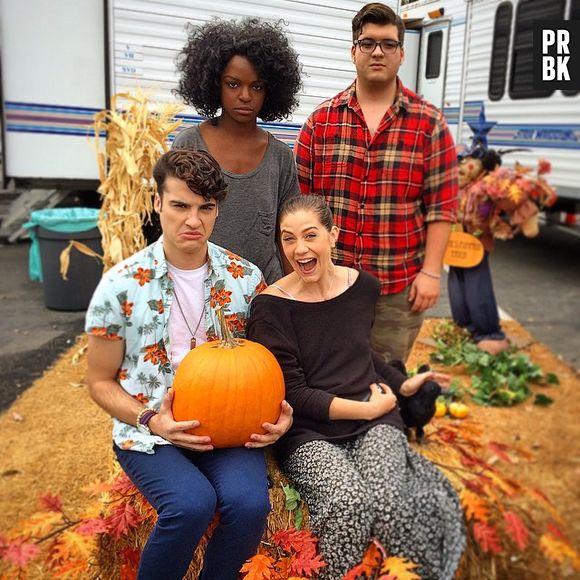 Billy e Laura vivem postando imagens divertidas ao lado dos novos colegas de elenco de "Glee"